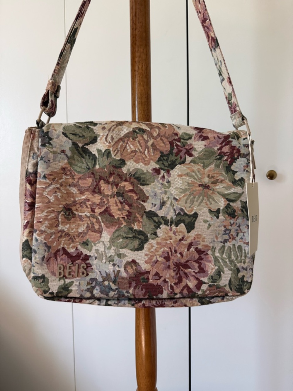 NWT✨ Beis expandable messenger bag (VINTAGE FLORAL)